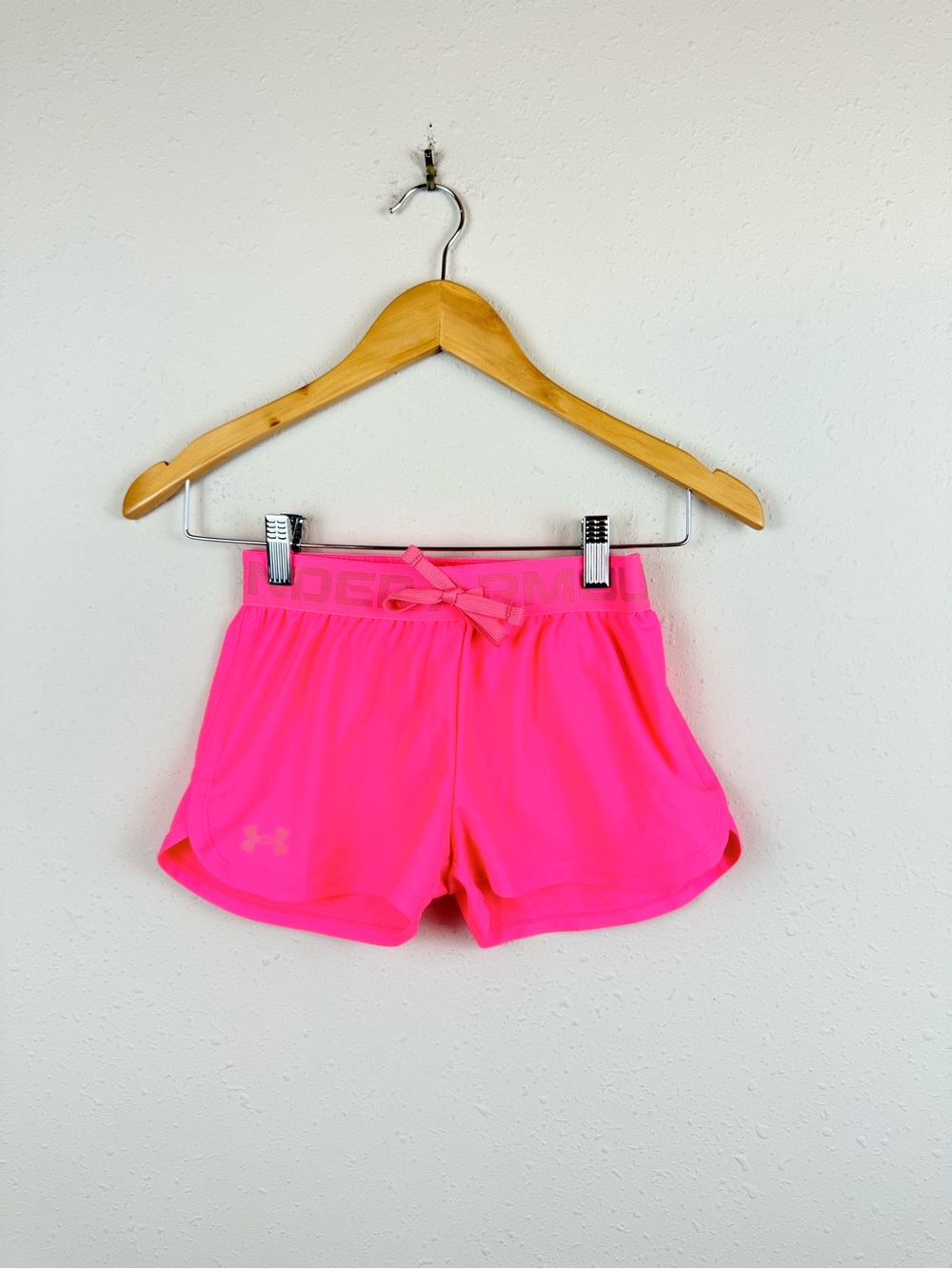 Under Armour Girls Neon Pink Running Shorts Size YSM NWT